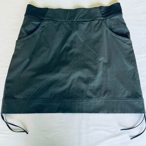 Columbia Black Skirt with Pockets EUC size Medium M Omni-Shield built in shorts